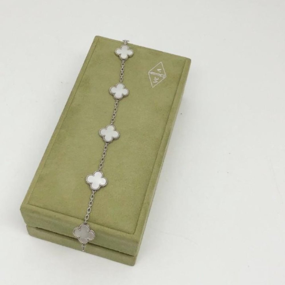 qugVan Cleef & Arpels 18K four leaf Clover bracelet